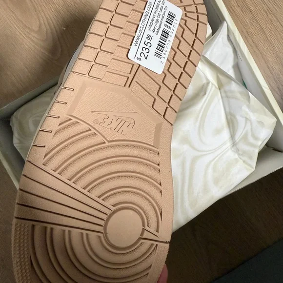 Nike Women’s Black and Tan Sneakers - Picture 6 of 6